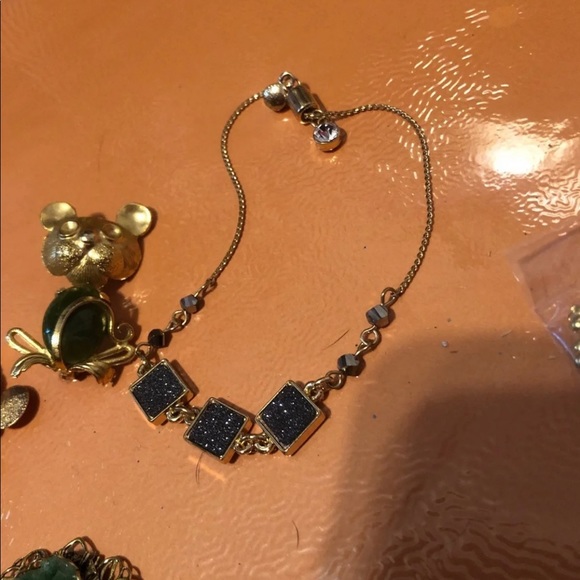 JEWELRY (BRACELETS, EARRINGS, PINS) - Picture 3 of 7